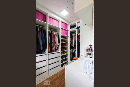Casa de condomínio à venda com 125m², 2 quartos e 2 vagas Casa de condomínio à venda com 125m², 2 quartos e 2 vagasCloset