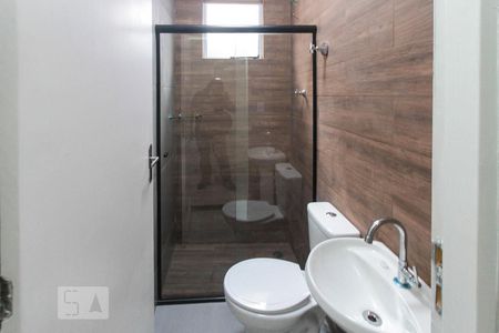 banheiro de casa para alugar com 2 quartos, 30m² em Chácara Mafalda, São Paulo