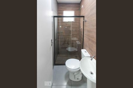 banheiro de casa para alugar com 2 quartos, 30m² em Chácara Mafalda, São Paulo