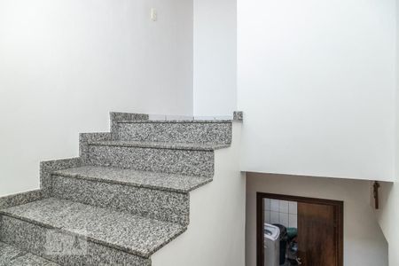 Casa à venda com 240m², 5 quartos e 3 vagasEscada