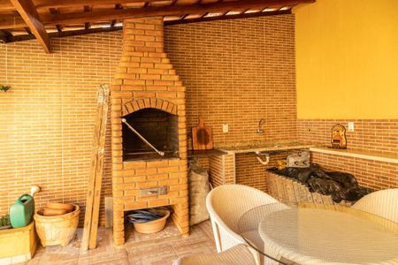 Casa à venda com 240m², 5 quartos e 3 vagasChurrasqueira