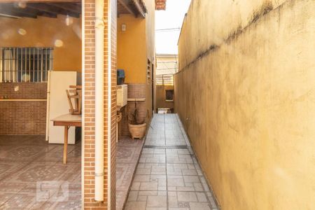 Casa à venda com 240m², 5 quartos e 3 vagasCorredor lateral externo