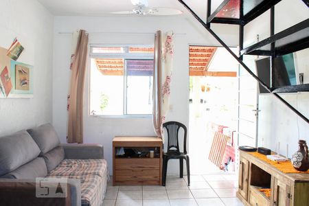 Sala de casa de condomínio à venda com 2 quartos, 46m² em Rio Branco, Canoas