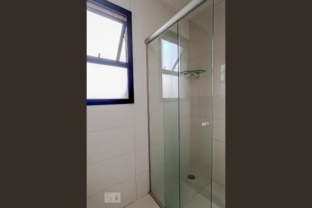 Banheiro de apartamento à venda com 3 quartos, 69m² em Jardim Tupanci, Barueri