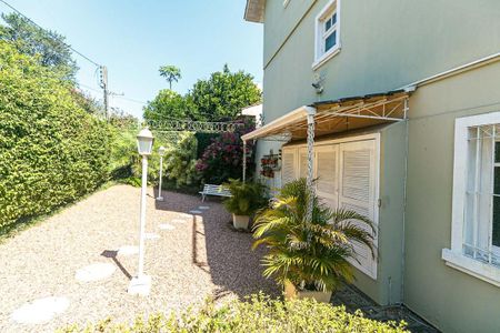 Casa de condomínio à venda com 190m², 3 quartos e 2 vagas Casa de condomínio à venda com 190m², 3 quartos e 2 vagasFachada