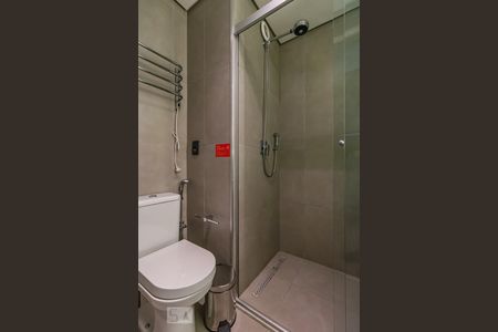 Banheiro de kitnet/studio para alugar com 1 quarto, 28m² em Alphaville Industrial, Barueri