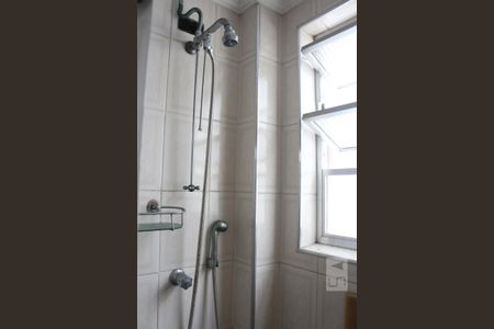 Chuveiro de apartamento para alugar com 1 quarto, 55m² em Centro, São Vicente