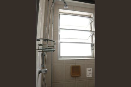 Chuveiro de apartamento para alugar com 1 quarto, 55m² em Centro, São Vicente