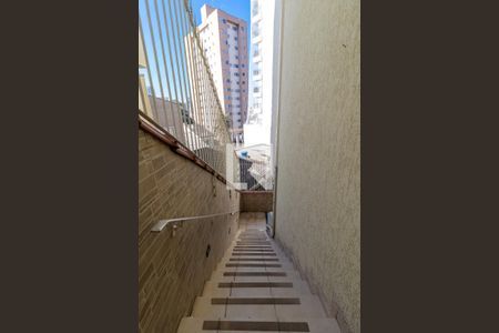 Casa à venda com 250m², 2 quartos e 2 vagasEscada