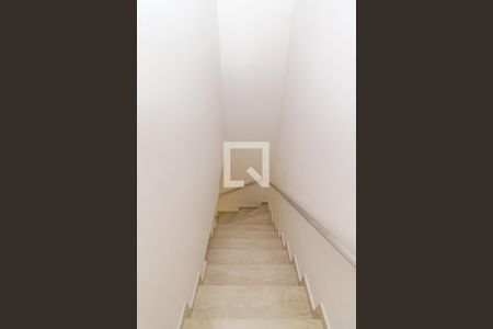 Casa à venda com 250m², 2 quartos e 2 vagasEscada