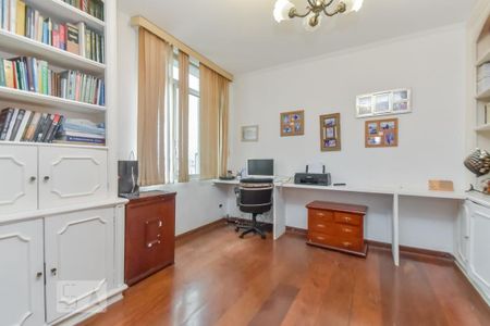 Apartamento à venda com 210m², 3 quartos e 2 vagas Apartamento à venda com 210m², 3 quartos e 2 vagasEscritório