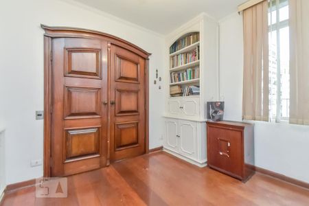 Apartamento à venda com 210m², 3 quartos e 2 vagas Apartamento à venda com 210m², 3 quartos e 2 vagasEscritório