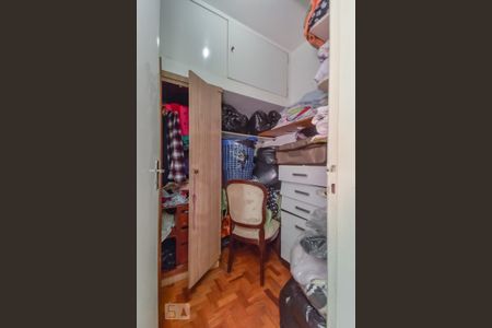 Apartamento à venda com 210m², 3 quartos e 2 vagas Apartamento à venda com 210m², 3 quartos e 2 vagasQuarto de Serviço
