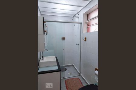 Banheiro de kitnet/studio para alugar com 1 quarto, 45m² em Liberdade, São Paulo