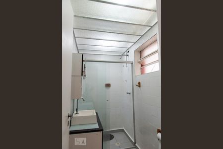 Banheiro de kitnet/studio para alugar com 1 quarto, 45m² em Liberdade, São Paulo