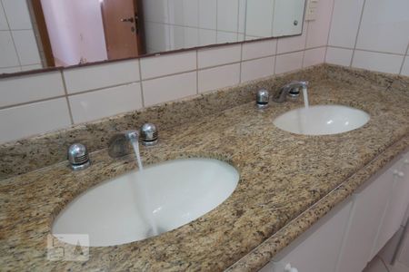 Apartamento para alugar com 147m², 4 quartos e 2 vagasBanheiro da suíte master - pias