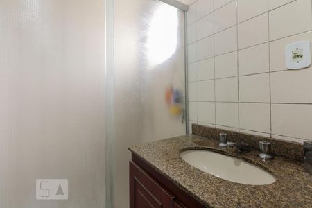 Banheiro  de apartamento à venda com 2 quartos, 56m² em Vila Carrão, São Paulo