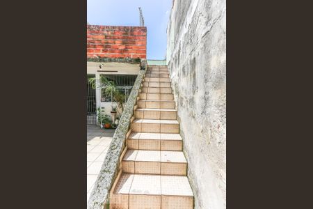 Casa à venda com 220m², 6 quartos e 2 vagas Casa à venda com 220m², 6 quartos e 2 vagas Escada