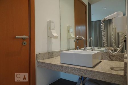 Banheiro de apartamento à venda com 1 quarto, 46m² em Jacarepaguá, Rio de Janeiro