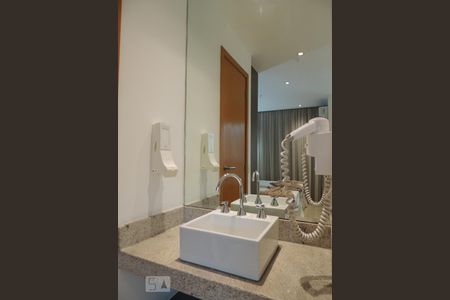 Banheiro de apartamento à venda com 1 quarto, 46m² em Jacarepaguá, Rio de Janeiro