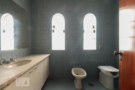 Casa à venda com 325m², 3 quartos e 2 vagas Casa à venda com 325m², 3 quartos e 2 vagasBanheiro Suíte