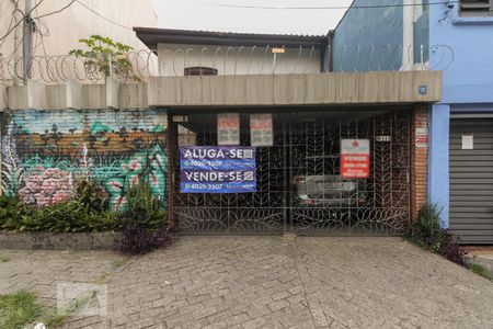 Casa à venda com 325m², 3 quartos e 2 vagas Casa à venda com 325m², 3 quartos e 2 vagasFachada