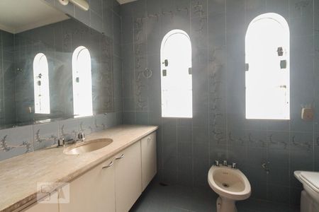 Casa à venda com 325m², 3 quartos e 2 vagas Casa à venda com 325m², 3 quartos e 2 vagasBanheiro Suíte