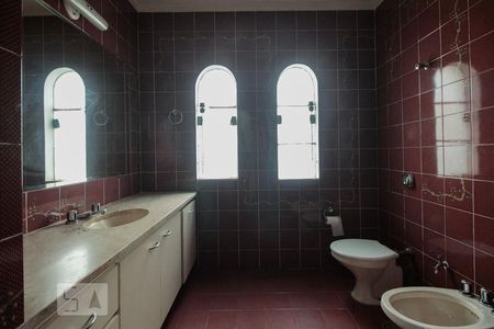 Casa à venda com 325m², 3 quartos e 2 vagas Casa à venda com 325m², 3 quartos e 2 vagasBanheiro