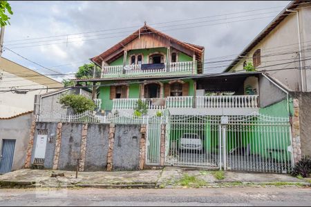 Casa à venda com 435m², 6 quartos e 4 vagas Casa à venda com 435m², 6 quartos e 4 vagasFachada