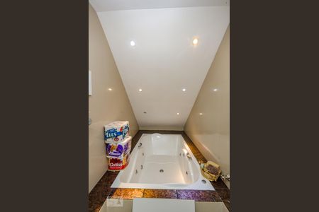 Casa à venda com 435m², 6 quartos e 4 vagas Casa à venda com 435m², 6 quartos e 4 vagasBanheiro da Suíte