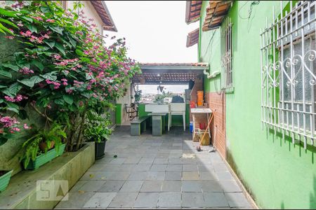 Casa à venda com 435m², 6 quartos e 4 vagas Casa à venda com 435m², 6 quartos e 4 vagasQuintal