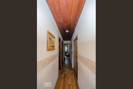 Casa à venda com 435m², 6 quartos e 4 vagas Casa à venda com 435m², 6 quartos e 4 vagasCorredor