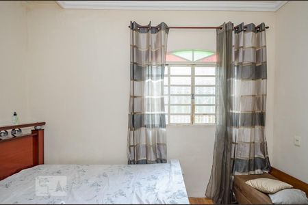 Casa à venda com 435m², 6 quartos e 4 vagas Casa à venda com 435m², 6 quartos e 4 vagasQuarto 4