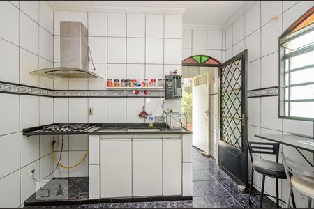 Casa à venda com 435m², 6 quartos e 4 vagas Casa à venda com 435m², 6 quartos e 4 vagasCozinha