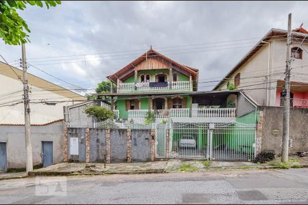 Casa à venda com 435m², 6 quartos e 4 vagas Casa à venda com 435m², 6 quartos e 4 vagasFachada