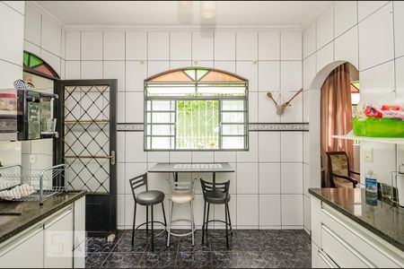 Casa à venda com 435m², 6 quartos e 4 vagas Casa à venda com 435m², 6 quartos e 4 vagasCozinha