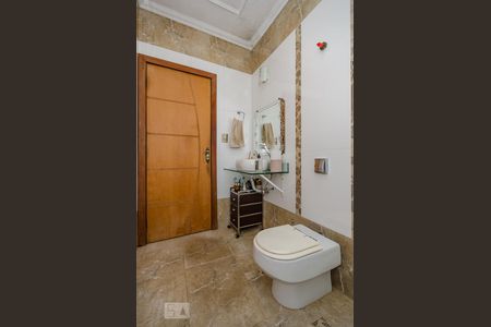 Casa à venda com 435m², 6 quartos e 4 vagas Casa à venda com 435m², 6 quartos e 4 vagasBanheiro Social