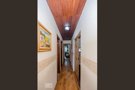 Casa à venda com 435m², 6 quartos e 4 vagas Casa à venda com 435m², 6 quartos e 4 vagasCorredor