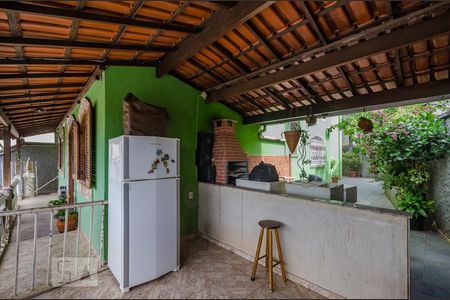 Casa à venda com 435m², 6 quartos e 4 vagas Casa à venda com 435m², 6 quartos e 4 vagasvaranda