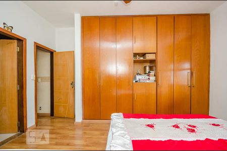 Casa à venda com 435m², 6 quartos e 4 vagas Casa à venda com 435m², 6 quartos e 4 vagasSuíte