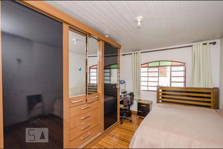 Casa à venda com 435m², 6 quartos e 4 vagas Casa à venda com 435m², 6 quartos e 4 vagasQuarto 1