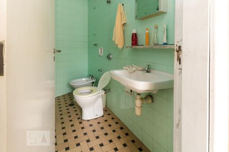 Casa para alugar com 400m², 4 quartos e 6 vagasBanheiro de Serviço