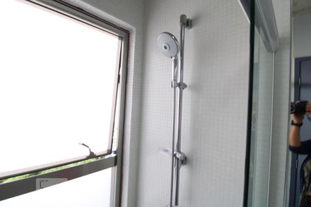 Chuveiro banheiro da suíte de apartamento à venda com 2 quartos, 70m² em Campo Belo, São Paulo