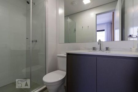 Banheiro de apartamento para alugar com 1 quarto, 28m² em Centro, Curitiba