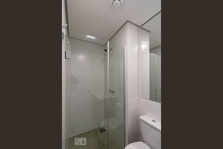 Banheiro de apartamento para alugar com 1 quarto, 28m² em Centro, Curitiba