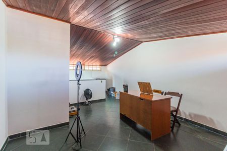 Casa à venda com 209m², 3 quartos e 2 vagasSotão
