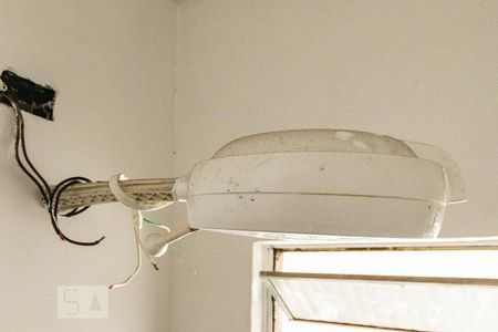 Banheiro  de kitnet/studio para alugar com 1 quarto, 28m² em Parque das Paineiras, São Paulo