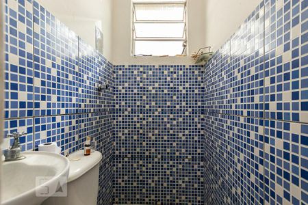 Banheiro  de kitnet/studio para alugar com 1 quarto, 28m² em Parque das Paineiras, São Paulo