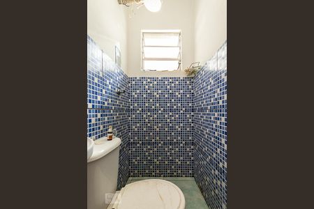 Banheiro  de kitnet/studio para alugar com 1 quarto, 28m² em Parque das Paineiras, São Paulo