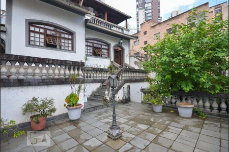 Casa para alugar com 600m², 8 quartos e 5 vagas Casa para alugar com 600m², 8 quartos e 5 vagasVaranda